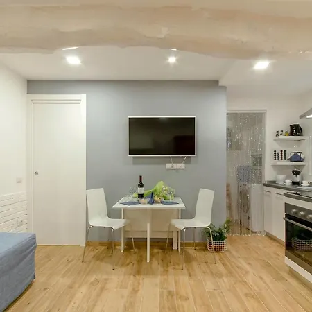 Apartman Brand New! Luxurious In Heart Of